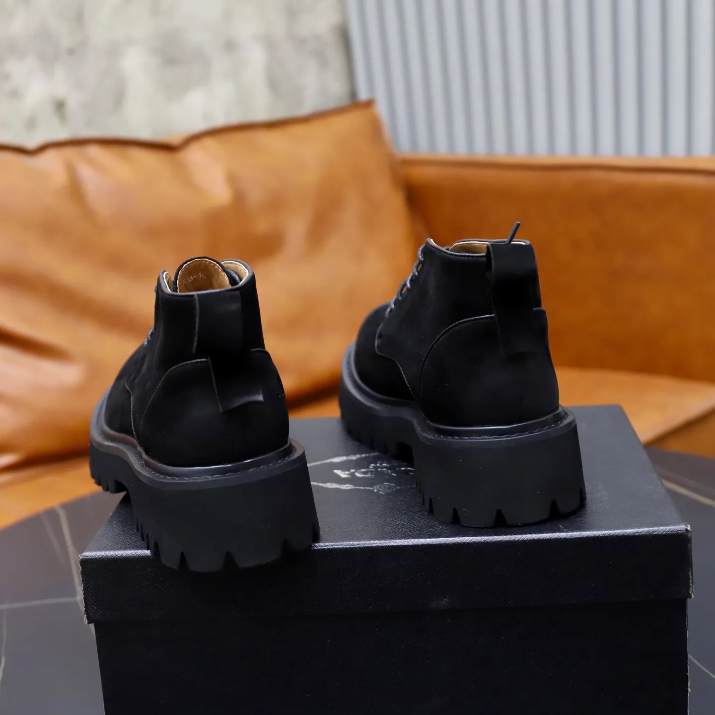 Men's shoes: 580💰🙅‍♂️🙅‍♂️🙅‍♂️ Brand: PRADA Standard code: 38-44 (45 customized) Grade: Same as the official website Material: Original high-grade high-mercerized light Comfortable and breathable pigskin lining Non-slip soft wear-resistant outsole Style category: Men's fashionable casual boots Distinguished luxury brand elements Top luxury Color: actual picture color